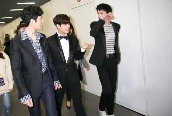 王嘉尔井柏然和白敬亭同框上演兄弟情帅翻天_互动_网友_井宝