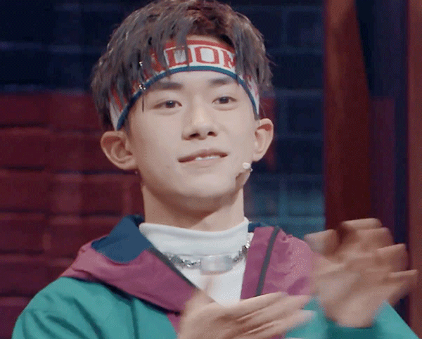 3,易烊千玺都说杏仁眼显年轻,确实这张动图里的王源也简直就是小可爱