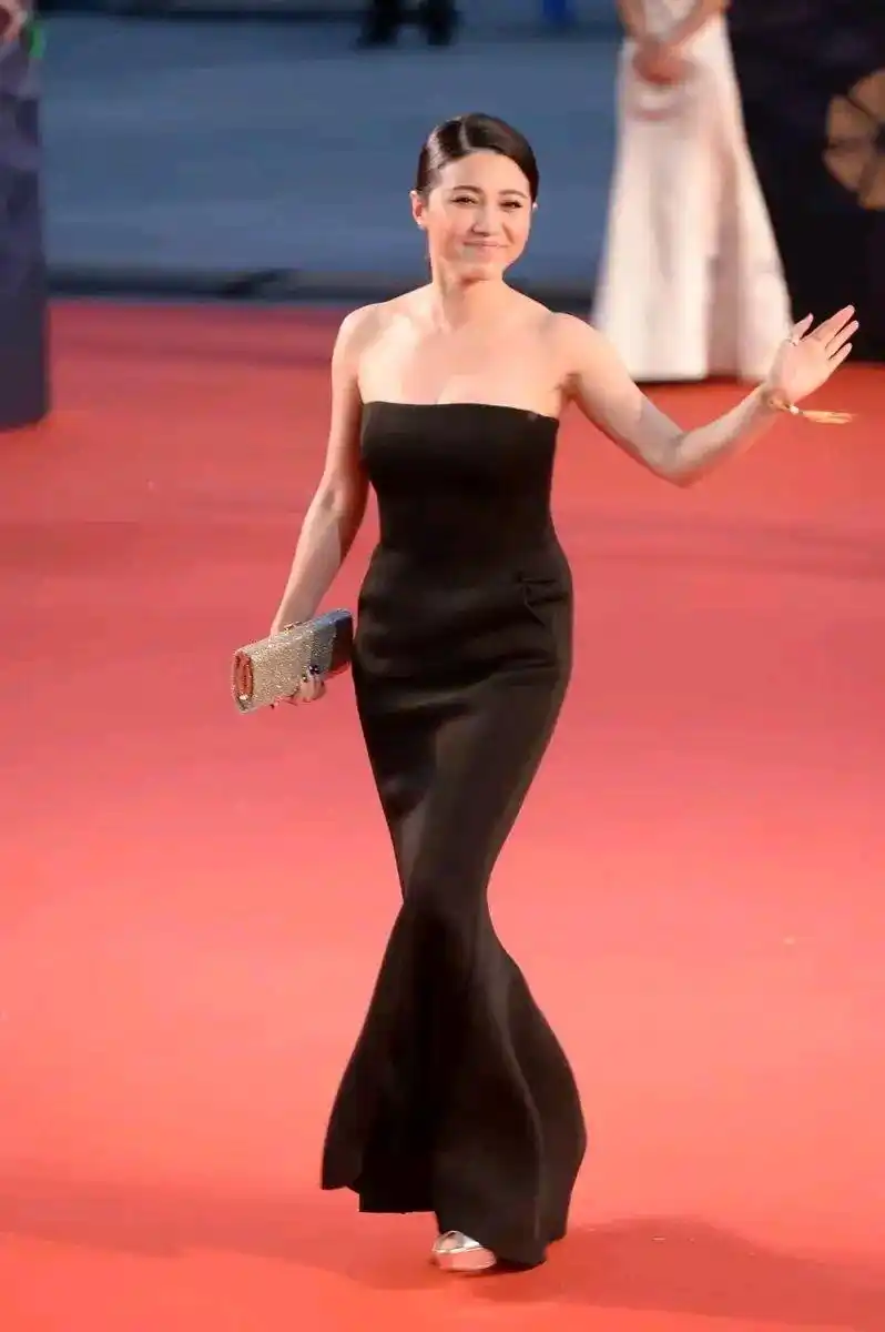 颜丙燕身穿一袭黑色抹胸礼裙尽显妙曼身材