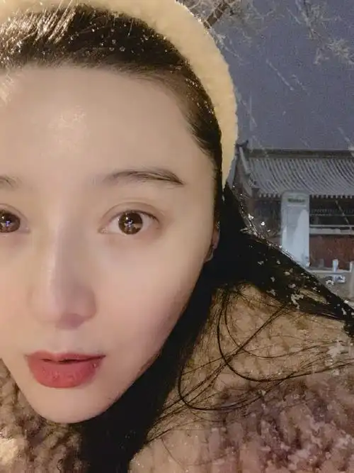 范冰冰晒素颜赏雪九宫格,皮肤白皙张口大笑"秀色可餐"