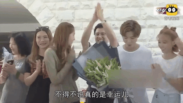 被星探发掘时鹿晗在逛街,王俊凯在上厕所他被追着跑了几条街