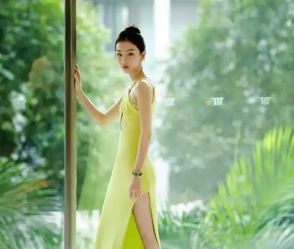 周冬雨这是整容了吗?容貌秒变高级感,丑小鸭变白天鹅了!