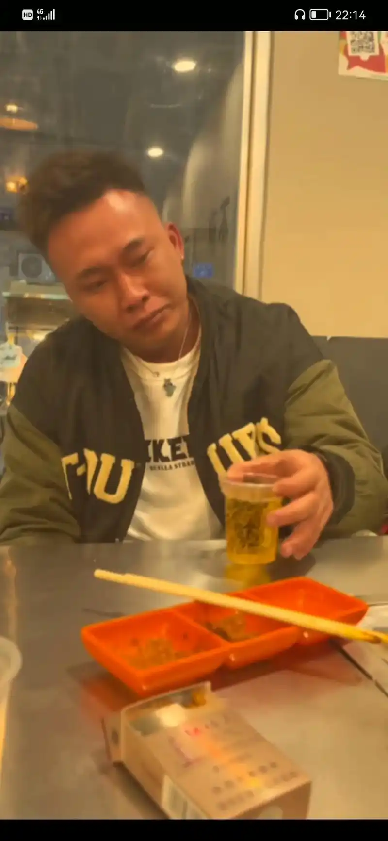 兄弟失恋了,叫我陪他喝酒,他边喝边哭.我边喝边吐,那个女孩万 - 抖音