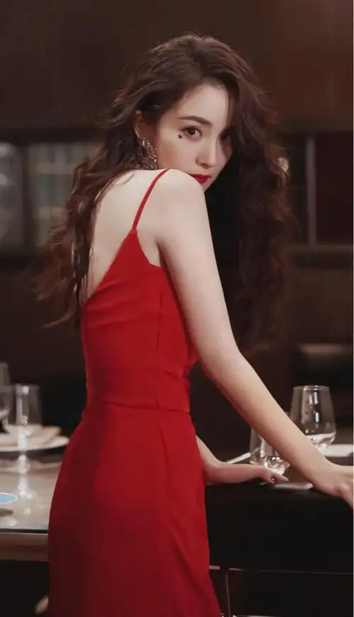 杨幂这身材曲线绝了一袭红色吊带裙配复古妆容实在是太迷人了