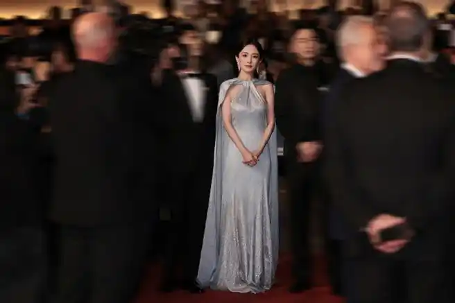 杨幂携新作《酱园弄》亮相戛纳电影节红毯,水蓝色镶钻礼服简洁大气