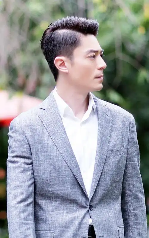 霍建华不仅长得帅气,而且搭配更为时尚沉稳,穿起正装来毫不逊色