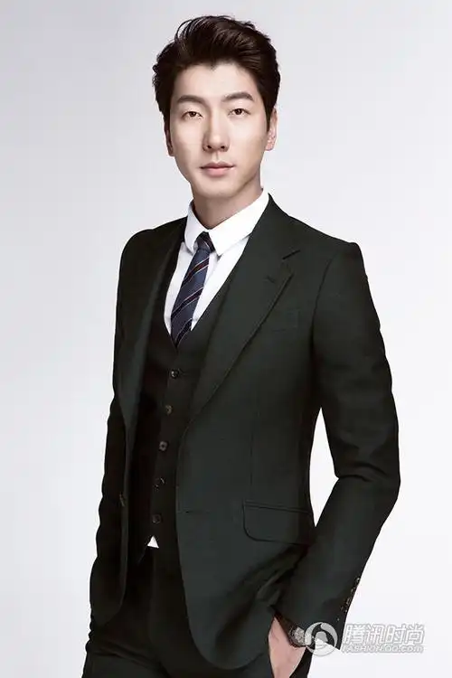 张亮干练西服套装大片 "霸道总裁"既视感