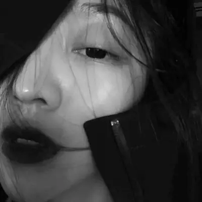 伤心流泪黑白女生头像 伤感头像女生心碎冷淡