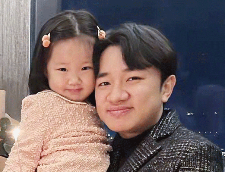 王祖蓝2个女儿长大了3岁老大神似父亲小女儿很漂亮