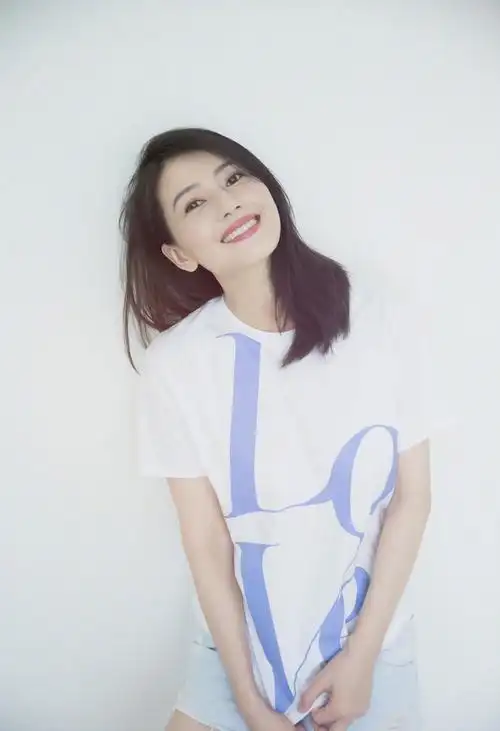 辣妈高圆圆,深v波点裙时尚大气,让人羡慕__财经头条