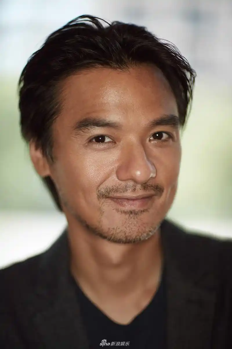 组图:美少年成美大叔!冯德伦胡子斑白大方亮出结婚戒指