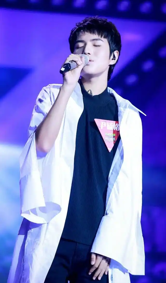 《快乐男声》选手尹毓恪,拥有着一副偏女性的嗓子,声线柔美空灵,又加