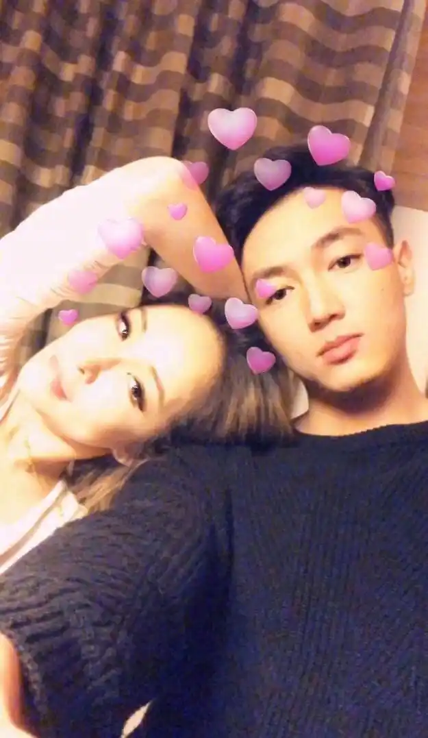 24日 ,萧亚轩晒出与24岁男友黄皓的亲密合照公布恋情,配文:"爱就是