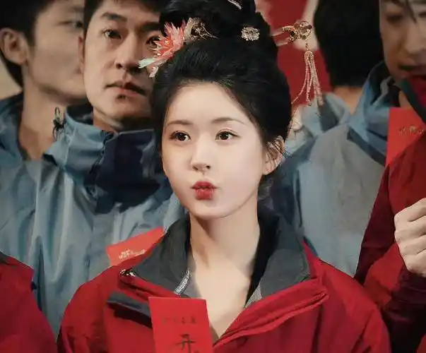 当29岁鞠婧祎"撞"上25岁赵露思,新片造型对比,差别出来了_乐嫣_眼影