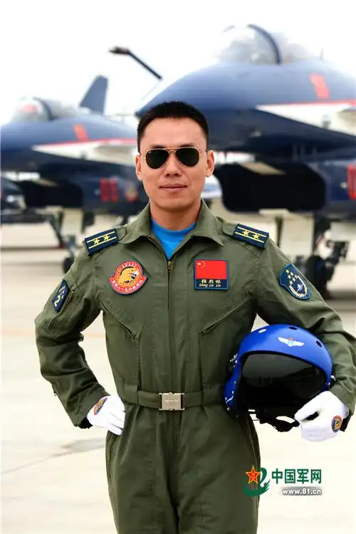 冲上云霄八一飞行表演队飞行员帅气定妆照