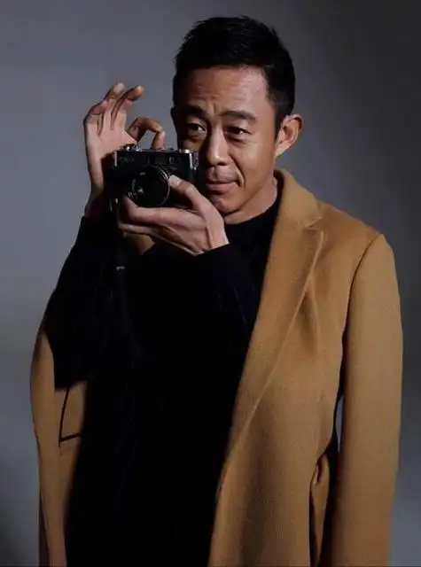 国家一级演员侯勇,以其精湛的演技和多样的角色赢得了观众的喜爱和