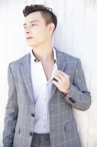 其二,配合解纽扣,扯衣领等充满荷尔蒙暗示的小动作,除了能丰富照片可