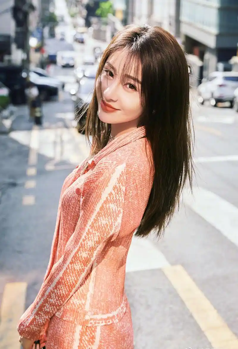 贾青长发飘飘街头时尚写真