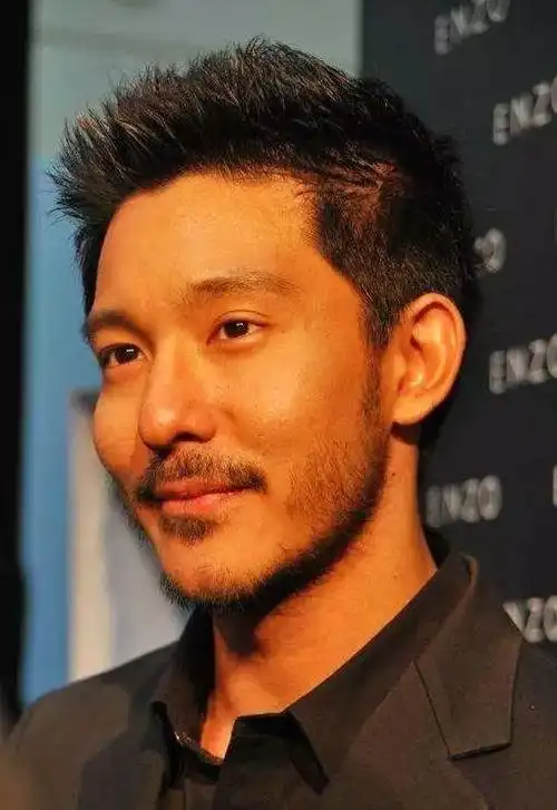 尤其是这似笑非笑的迷人表