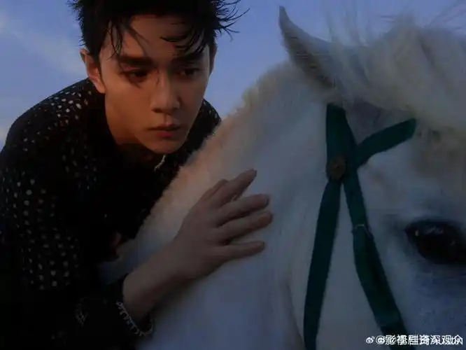 李佳琦的新发型好有型