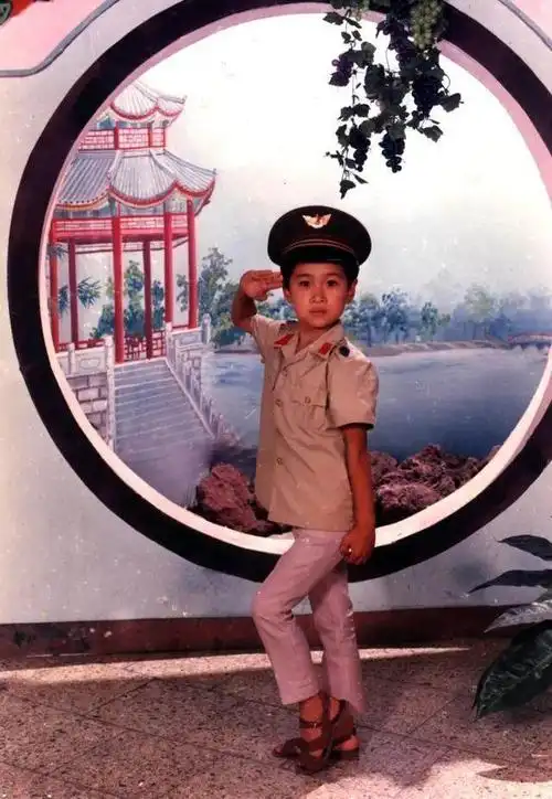 这位大眼睛小萝莉可不是什么女明星,而是黄磊小时候客串时男扮女装的!