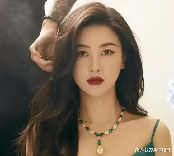 最近,女演员朱珠有很多喜事.