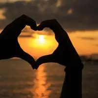 摆爱心手势的情侣头像 手比爱心手势情侣头像配对_微信头像图片大全