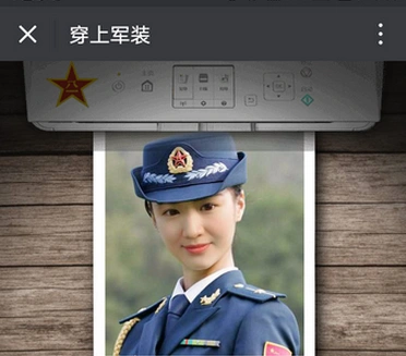 框框上传自己的照片,并选择性别,点击"穿上军装"就可以啦~稍微等几秒