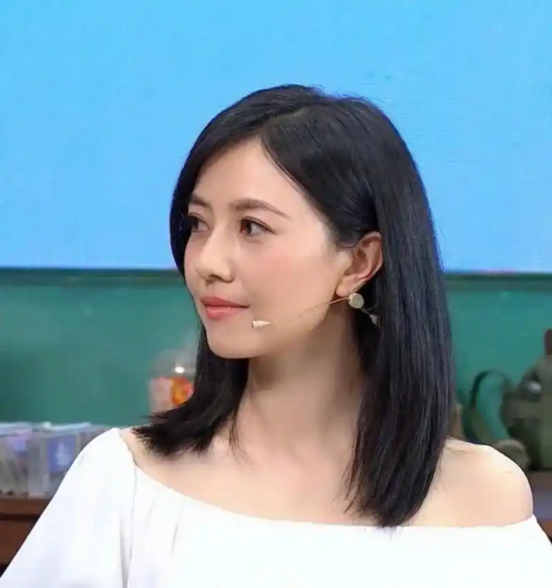 近日,高圆圆现身直播间,黑色中长发,一字领上衣,妆容精致状态极佳,一