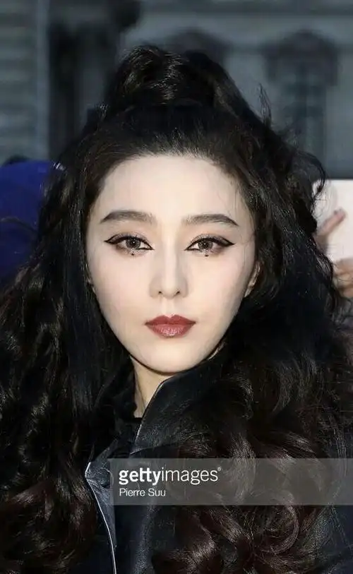 范冰冰赴巴黎看秀, "眼屎妆"抢尽风头, 你们认为能红遍全网吗|范冰冰|