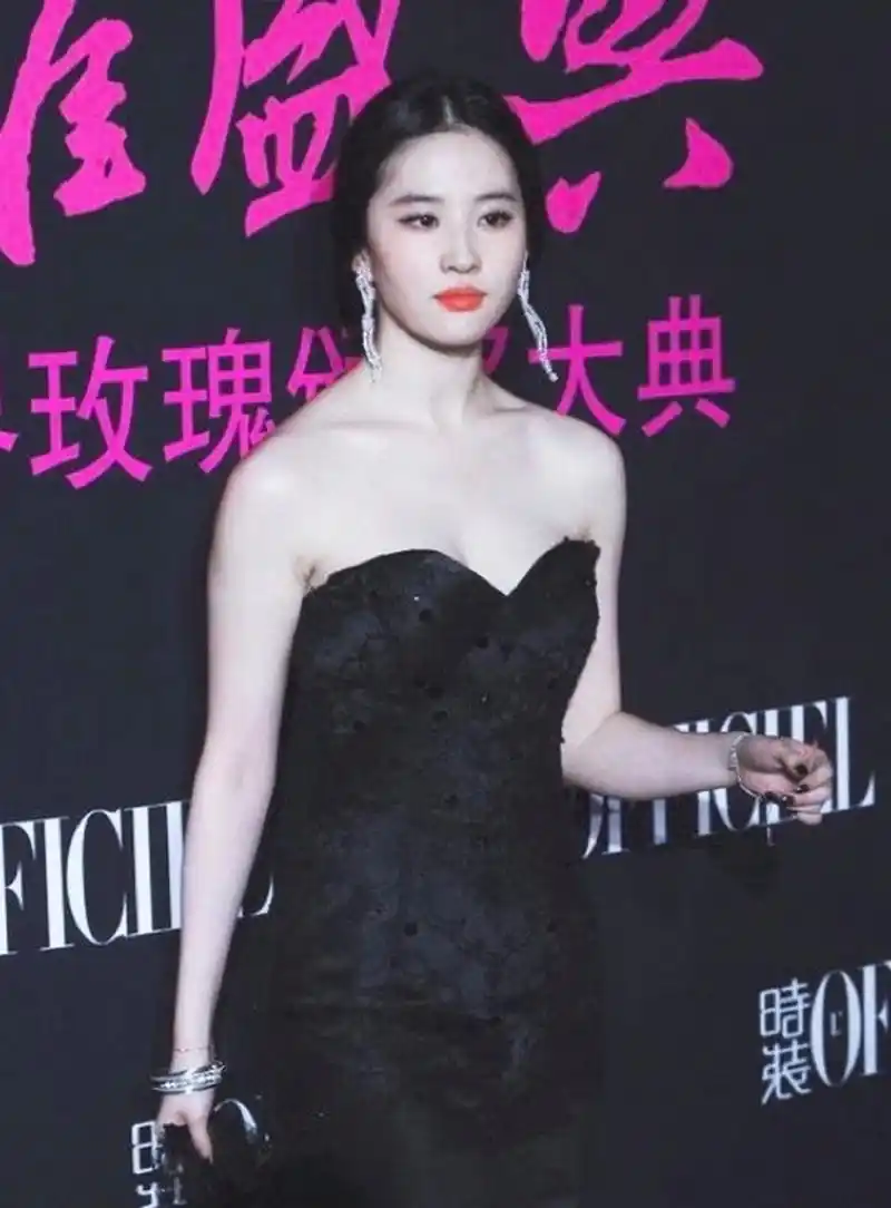好喜欢刘亦菲这身黑天鹅礼服造型