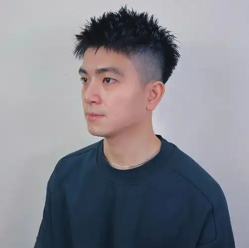 这款前刺发型,看起来非常简约帅气,两边剪短,打造渐变的效果;顶区头发