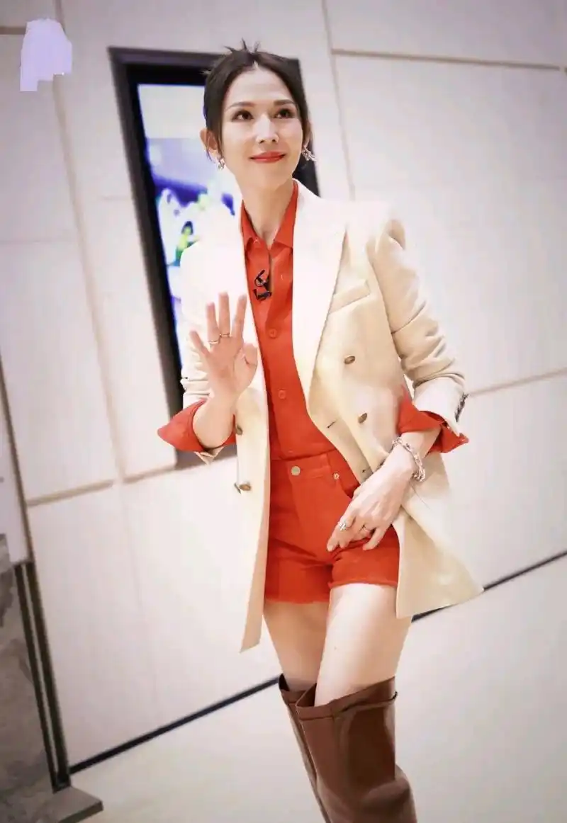 蔡少芬亮相长沙,她这次是去录制浪姐4,蔡少芬搭配的很漂亮,看上去非常