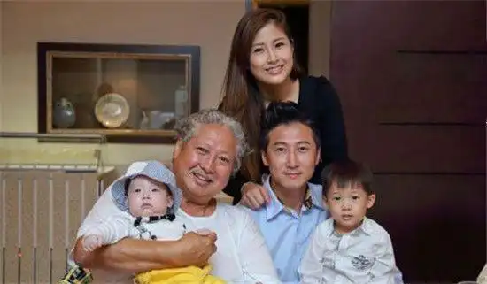 67岁生日洪金宝最大心愿是看到孙子成家三个月后成龙有啥愿望