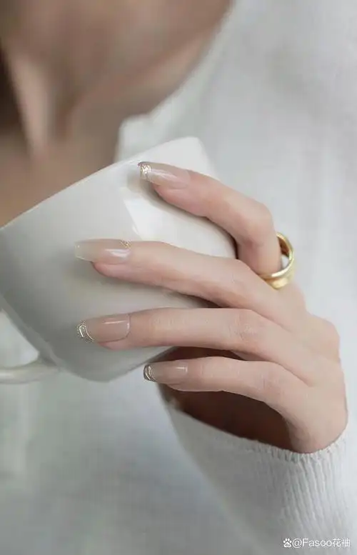 又独特干净的风格款式,低饱和度的纯色作为打底颜色搭配简单的线条,就