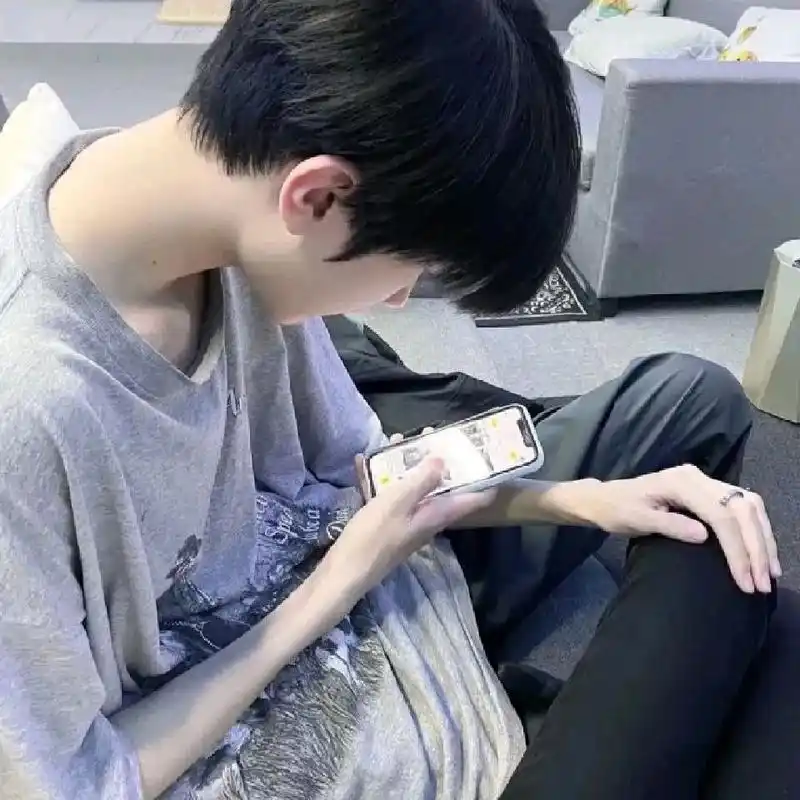 男生头像:简单又干净的帅气男头