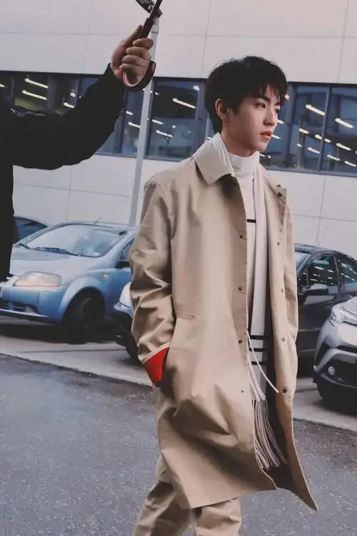 王俊凯秋日风衣造型合集,将所有温柔收入囊中