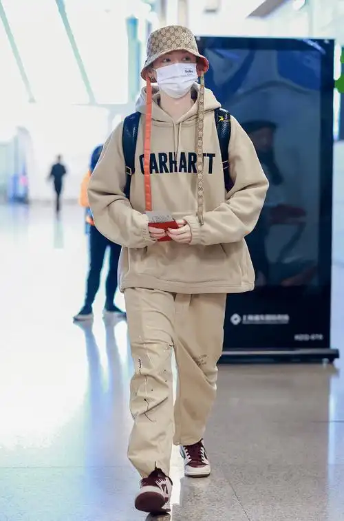 鹿晗现身机场,穿脏裤子平民鞋,手持护照超低调_细节_方面_品牌