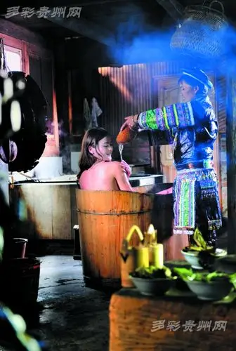 瑶族药浴以多种植物药配方,经过烧煮成药水,用药水放入杉木桶,人坐桶