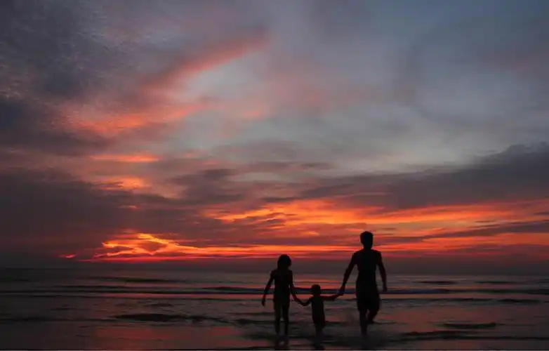 日落了,一家三口在绚烂的彩霞映照下幸福的回家!