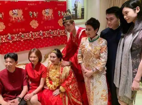 当晚,奚梦瑶上传照片祝福何超盈,不仅素颜未