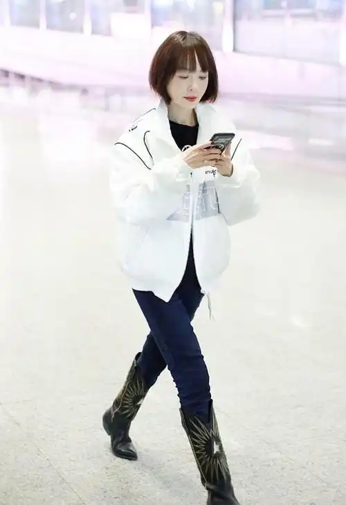 鲁豫私下里也有主持人的范儿穿黑白造型低调又帅气发型挺显嫩