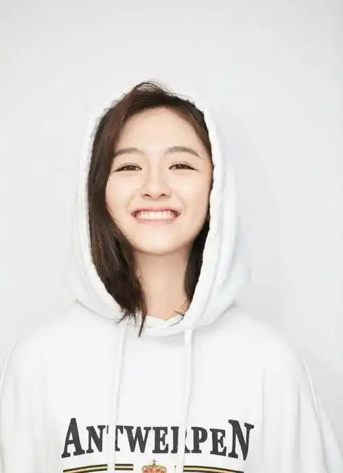 20岁的李兰迪真青春,白卫衣宽松舒适,"下衣失踪"穿法新潮_发型_气息