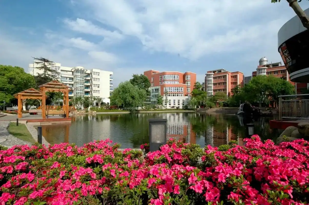 南师附中 南师附中  学校简介:南京师范大学附属中学,简称"南师附中"