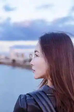 侧影详情旅途女性写真详情图怪兽原创元素 早安 少女 侧脸