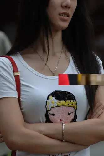 街拍为什么这么漂亮的姐姐喜欢双手抱胸难道是怕冷