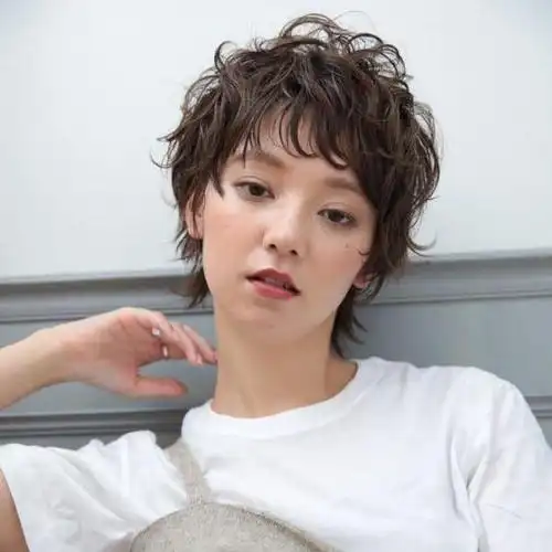 女士短发想要美,记得试试纹理烫,蓬松自然不夸张