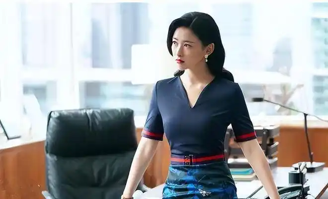 而她的饰演者朱珠,在现实中更是个魅力四射的大美女,在感情上也是个"