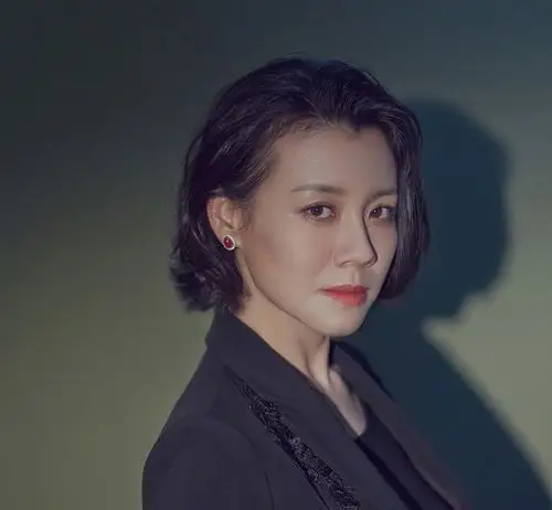 她相貌平平演技却超群,曾恋上导演被抛弃,今43岁嫁豪门成阔