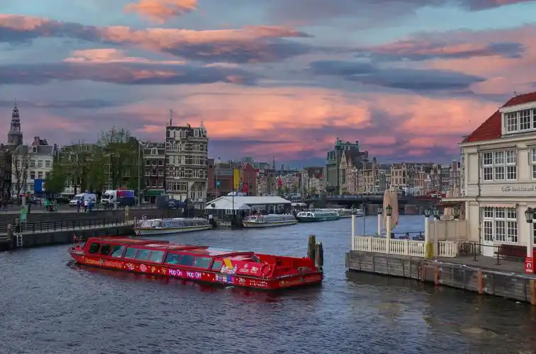 荷兰阿姆斯特丹运河码头一片繁忙景像